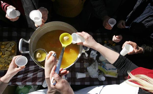 Reparto de caldo con pelotas en Patiño.