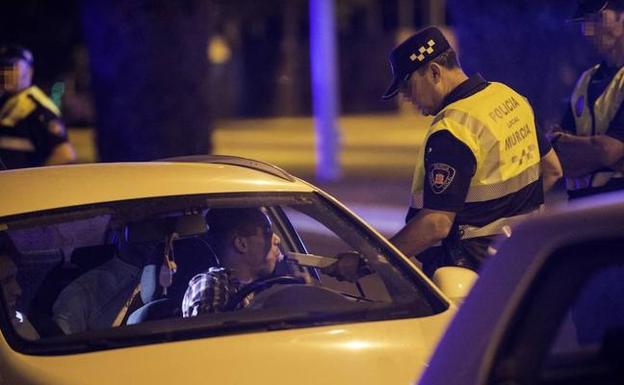 Un agente de la Policía Local de Murcia realiza un control de alcoholemia. 