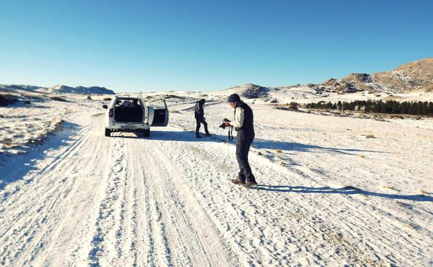 Los investigadores, en los Campos de Hernán Perea cubiertos por la nieve.