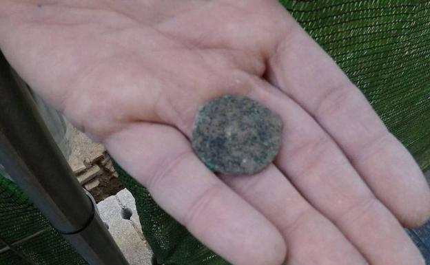 Una de las monedas halladas en la excavación según la asociación conservacionista.