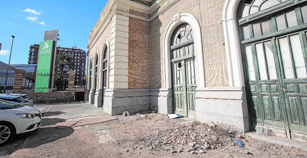 Lateral de la estación de trenes, con escombros, ventanas rotas y puertas desvencijadas.