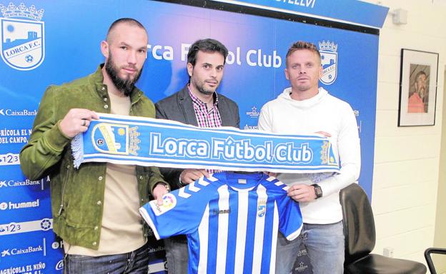 Didier Digard, Lucas García (gerente del Lorca FC) y Nasuti, ayer.