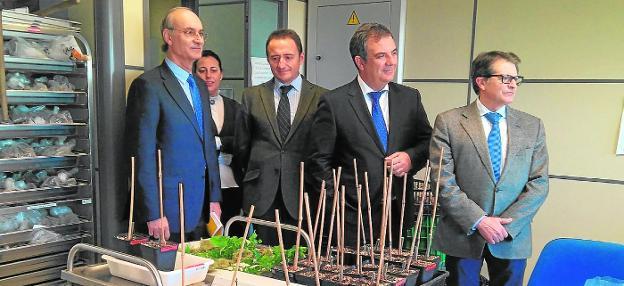 Juan María Vázquez y el consejero de Agricultura, Francisco Jódar (dcha.), ayer en el Imida.