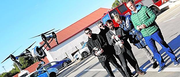 El consejero Javier Celdrán, a la derecha, maneja, ayer, un dron en la zona de El Valle de Murcia.