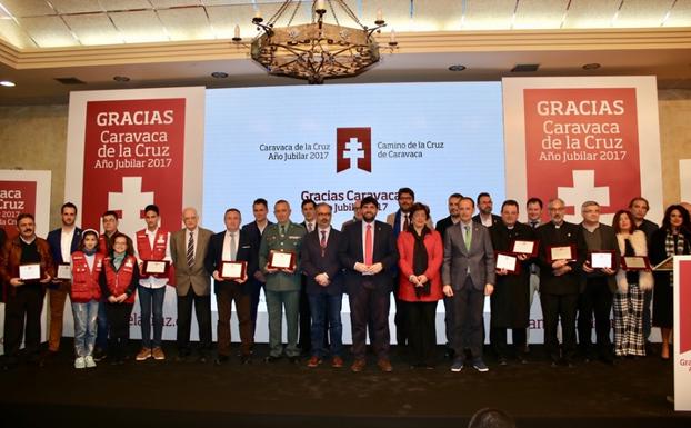 El presidente de la Comunidad, Fernando López Miras, junto a todos los premiados durante el evento 'Gracias, Caravaca de la Cruz Año Jubilar 2017'.