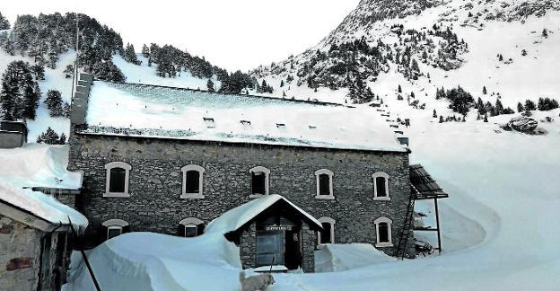 Es el punto de partida para ascender al Aneto para miles de montañeros. Aquí, en La Renclusa, Antonio Lafón ha pasado 48 de sus 63 años de vida.