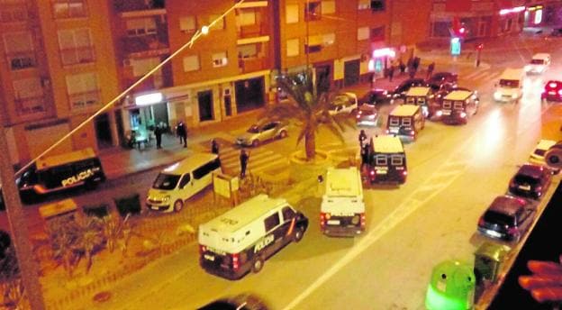 Diversos furgones de la Policía, durante la operación de anoche.