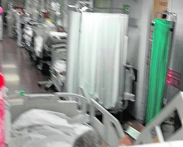 Uno de los pasillos de Urgencias de La Arrixaca, lleno de camas, en una imagen tomada la semana pasada.