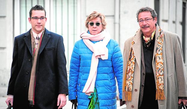 La senadora Pilar Barreiro, entre los letrados Raúl y José Pardo Geijo, llegando ayer al Supremo.