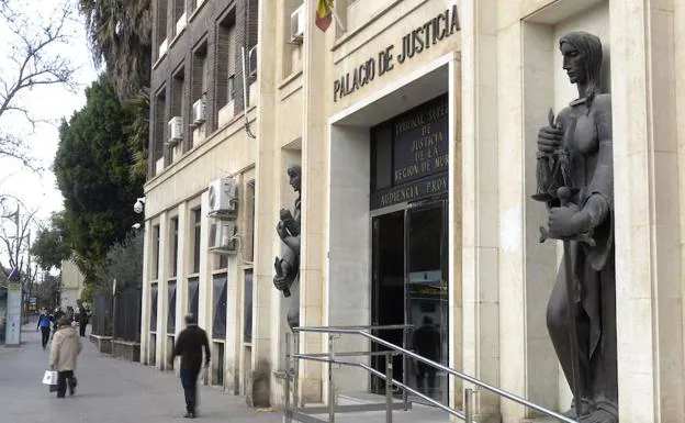 Entrada del Palacio de Justicia de Murcia.