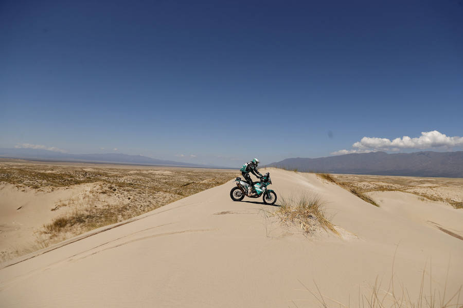 El piloto británico Lyndon Poskitt conduce su KTM durante la décima etapa del Dakar. 