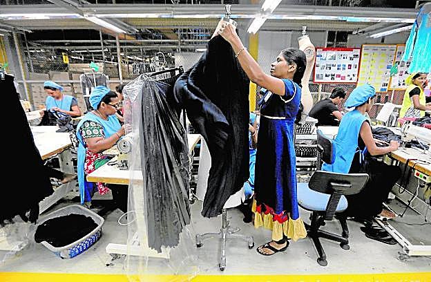 Mujeres trabajando en una fábrica textil en Sri Lanka. 