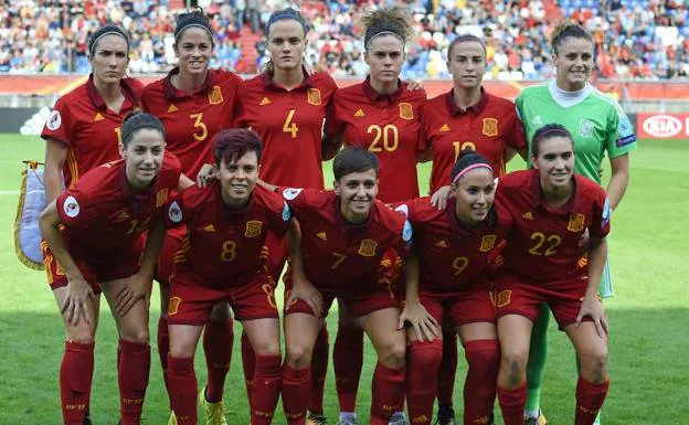 Las jugadoras de la selección española de fútbol, antes de un partido en la Eurocopa.