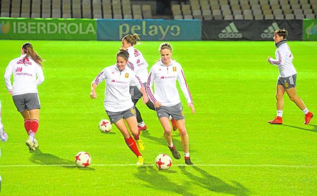 La selección femenina se ejercita en el Cartagonova