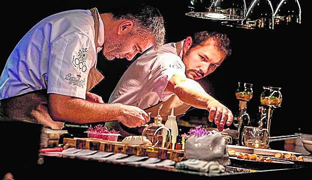 El cocinero portugués Alexandre Silva (i) está al frente del restaurante lisboeta 'Loco'.