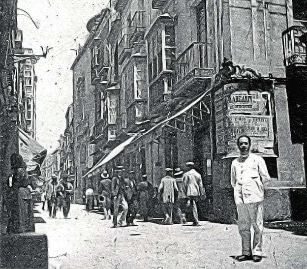Imagen de la esquina que ocupaba la farmacia, tomada en 1920.