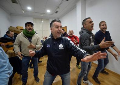 Imagen secundaria 1 - Un ensayo de la chirigota de Beniaján. 