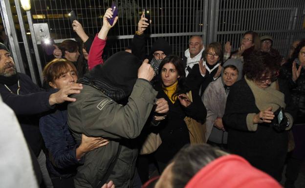 El adulto detenido se cubre el rostro, tras declarar ante la juez, que lo dejó libre anoche, pero le prohíbe acercarse a menos de cien metros de las vías. 