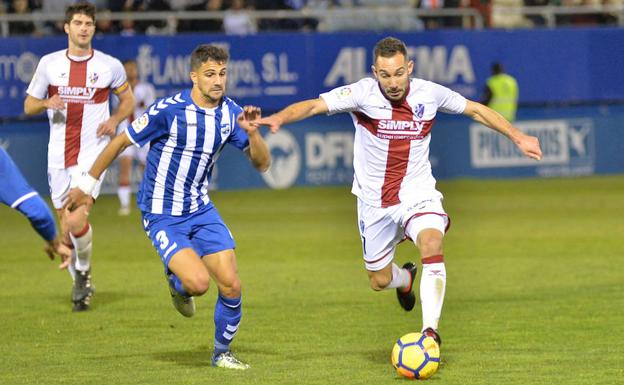 Pomares puja por el balón con un rival en el encuentro ante la SD Huesca.