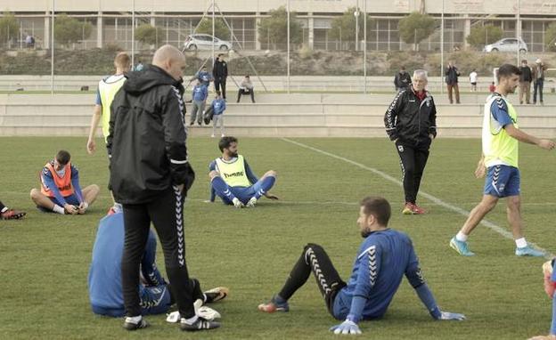 Fabri dirige una sesión de entrenamiento del Lorca FC. 