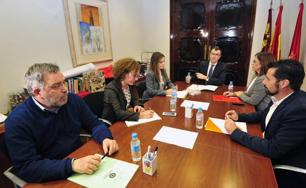 Nacho Tornel, Alicia Morales, Rebeca Pérez, Susana Hernández y Mario Gómez, ayer, en la junta de portavoces extraordinaria, presidida por el alcalde, José Ballesta.