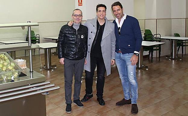 Xuso Jones, acompañado por Joaquín Capel (d), gerente de los restaurantes Oven y Fernando Sánchez-Parra (i), responsable financiero de Jesús Abandonado.