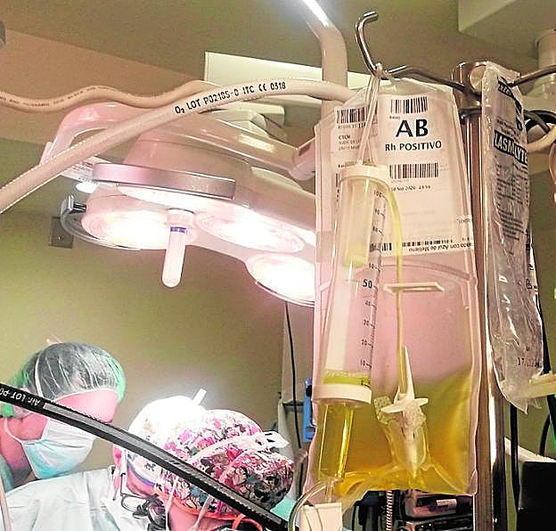 Un momento del trasplante de corazón a la pequeña Carla.