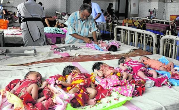 Bebés recién nacidos son vacunados en una maternidad de Agartala (India).