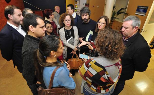 Los ediles de la oposición tras abandonar la comisión de Pleno de Infraestructuras.