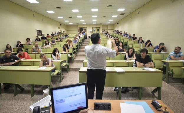 Un aula llena de opositores en el campus de Espinardo.