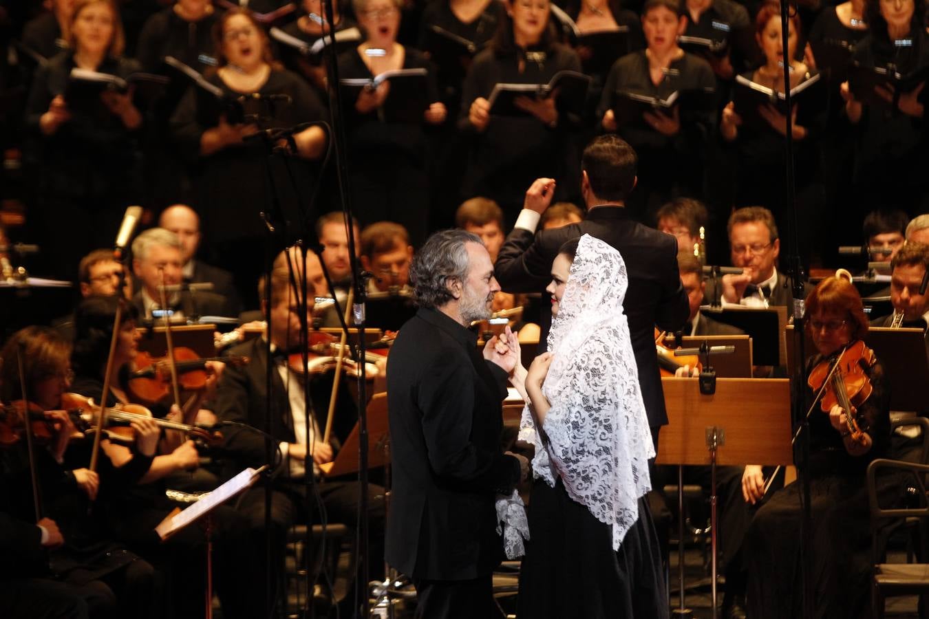 El actor da vida al zar ruso en el concierto que la Orquesta Filarmónica de Novosibirsk ofreció en el auditorio murciano