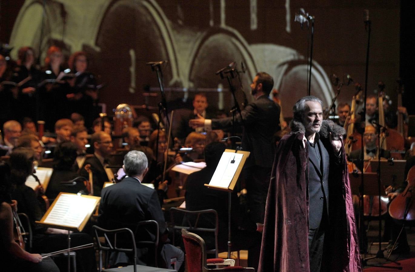 El actor da vida al zar ruso en el concierto que la Orquesta Filarmónica de Novosibirsk ofreció en el auditorio murciano