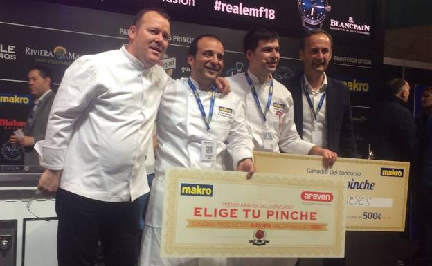 El ganador, acompañado por los chefs Pablo González-Conejero, Kisko García y el consejero de Turismo, Cultura y Medio Ambiente, Javier Celdrán.