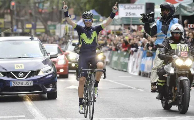 Alejandro Valverde entrando a meta como ganador de la Vuelta a Murcia 2017.