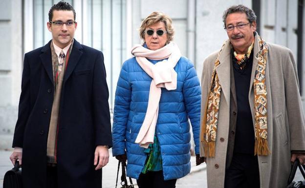 Pilar Barreiro llegando al Tribunal Supremo acompañada de sus abogados.