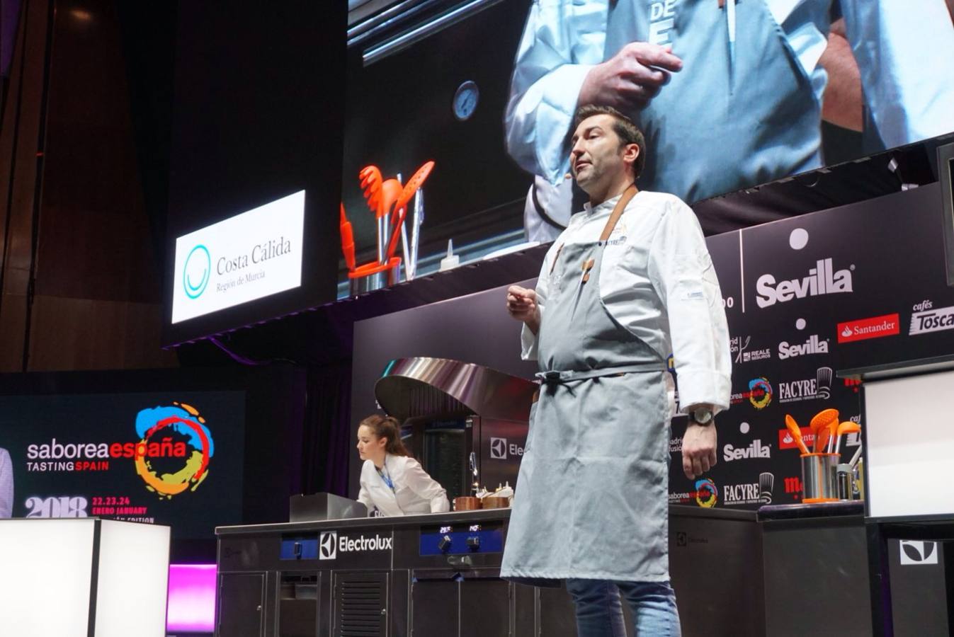 El cocinero presenta en el escenario principal del certamen gastronómico Reale Seguros Madrid Fusión cuatro platos con el cerdo como protagonista