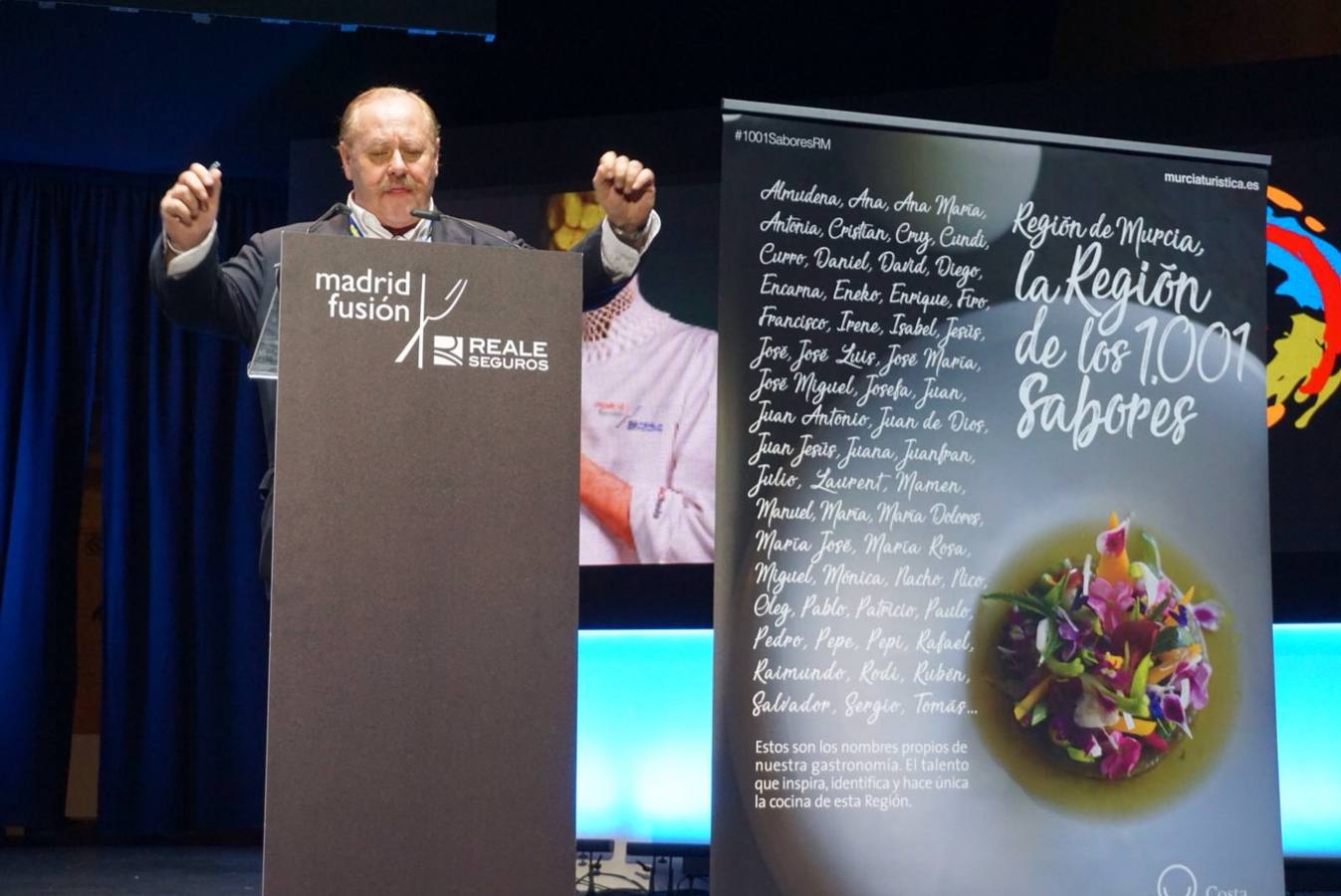 El cocinero presenta en el escenario principal del certamen gastronómico Reale Seguros Madrid Fusión cuatro platos con el cerdo como protagonista