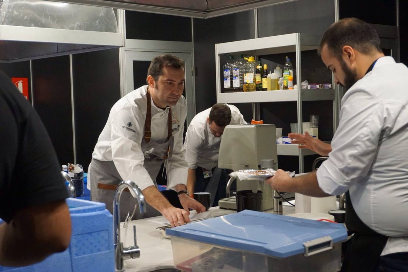 El cocinero presenta en el escenario principal del certamen gastronómico Reale Seguros Madrid Fusión cuatro platos con el cerdo como protagonista