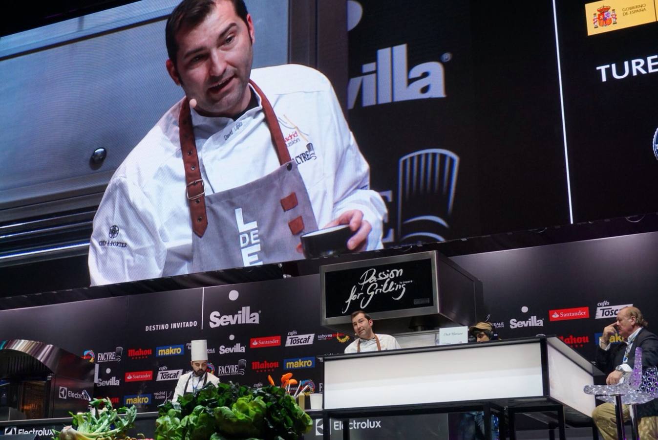 El cocinero presenta en el escenario principal del certamen gastronómico Reale Seguros Madrid Fusión cuatro platos con el cerdo como protagonista