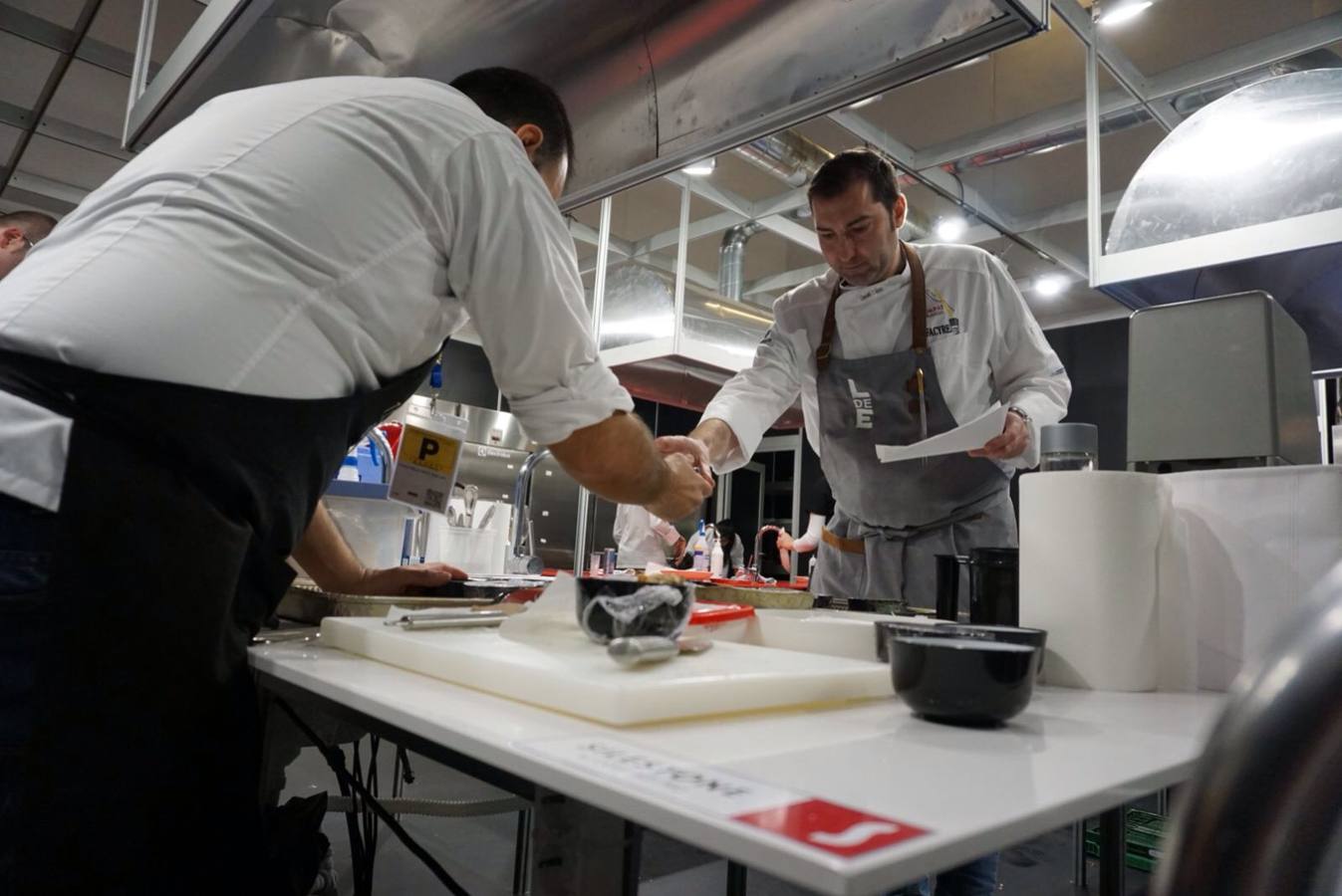 El cocinero presenta en el escenario principal del certamen gastronómico Reale Seguros Madrid Fusión cuatro platos con el cerdo como protagonista