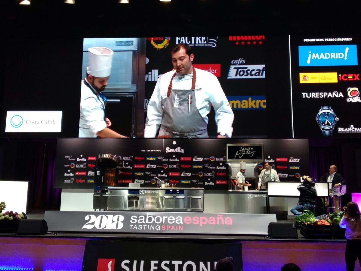 El cocinero presenta en el escenario principal del certamen gastronómico Reale Seguros Madrid Fusión cuatro platos con el cerdo como protagonista