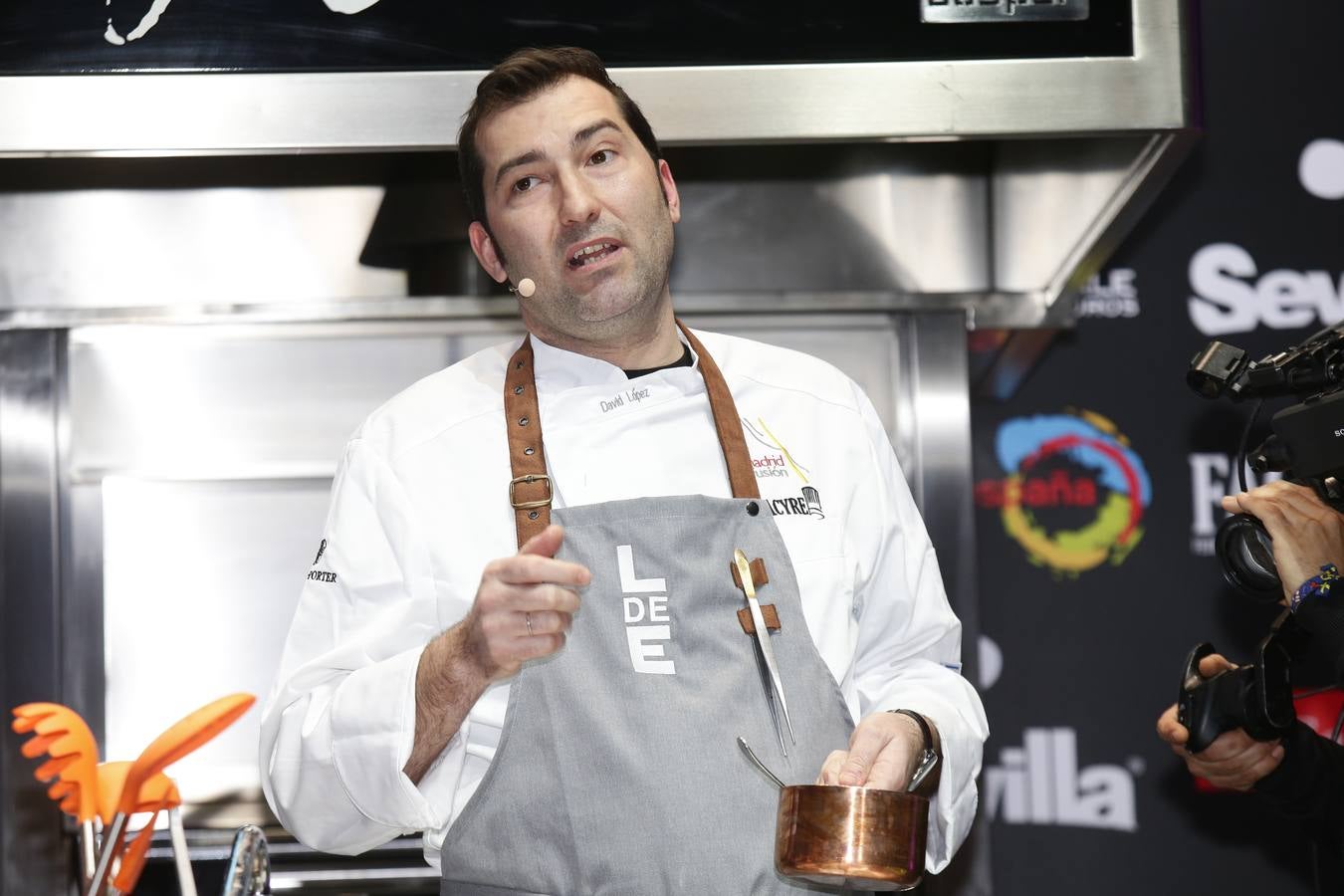 El cocinero presenta en el escenario principal del certamen gastronómico Reale Seguros Madrid Fusión cuatro platos con el cerdo como protagonista