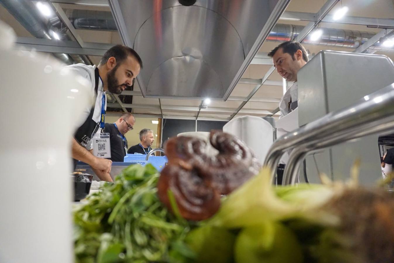 El cocinero presenta en el escenario principal del certamen gastronómico Reale Seguros Madrid Fusión cuatro platos con el cerdo como protagonista