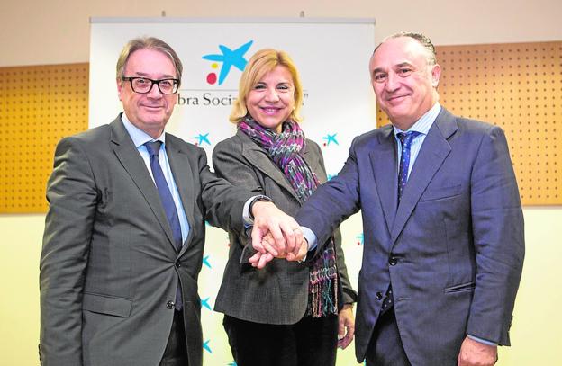 La consejera de Familia e Igualdad de Oportunidades, Violante Tomás, flanqueada por el subdirector general de Acción Social de la Fundación Bancaria 'la Caixa', Marc Simón (i), y el director territorial de CaixaBank en Murcia y Andalucía Oriental, Juan Ignacio Zafra; en la presentación de las líneas de actuación para 2018 y 2019 para las personas mayores.