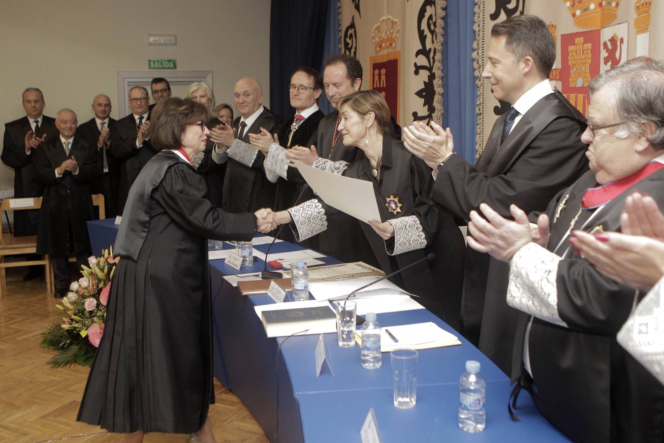 Siete nuevos letrados juran y ocho reciben insignias de plata y oro