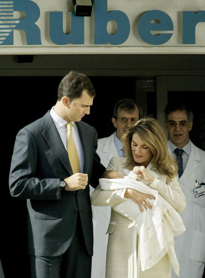 31 de octubre de 2005. Nace su primera hija, la Princesa Leonor. Los entonces Príncipes de Asturiasposan con su primogénita posan a la salida de la clínica Ruber Internacional, en Madrid, una semana después del parto. 