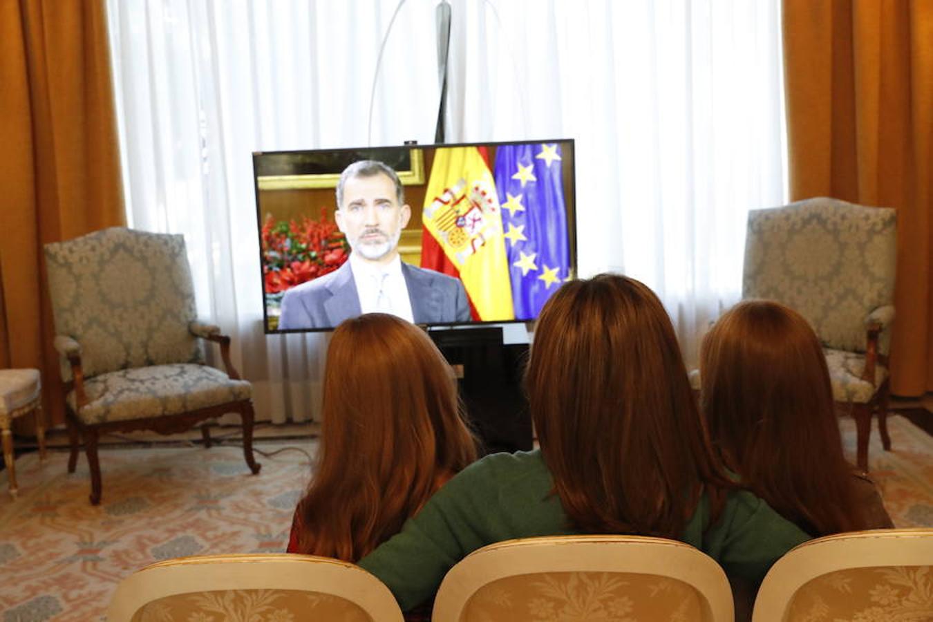 Con motivo de su 50 cumpleaños, Felipe VI abre por primera vez las puertas de su residencia en el complejo del palacio de la Zarzuela para mostrar su día a día más familiar, junto a la Reina y sus hijas la Princesa Leonor y la infanta Sofía. 