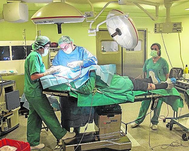 Un equipo de cirugía del Rosell, en una operación, en una foto de archivo.