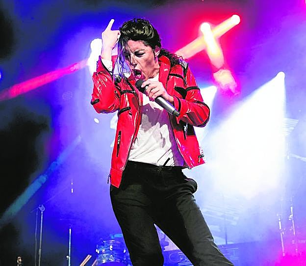 El protagonista de 'I want u back', Sacc MJJ, caracterizado como Michael Jackson.