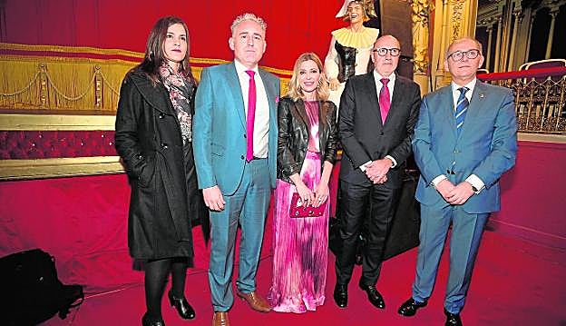 Alicia Hernández (c), Doña Sardina, entre el cronista Antonio Botías y el empresario Alfonso López, Gran Pez.